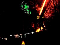 2017-12-21, Baumwipfelpfad in Bad Harzburg, Beleuchteter Baumwipfelpfad web  Der gegenwärtig mit bunten Lichterketten und Scheinwerfern beleuchtete Baumwipfelpfad schlängelt sich durch die Wipfel der 30 verschiedenen Baumarten im "Kalten Tal" am Fuß des Großen Burgbergs in Bad Harzburg.
